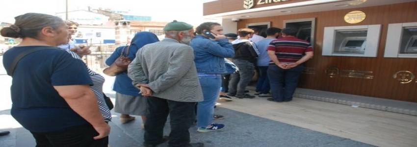 Emekliler ATM’ler önünde kuyruk oluşturdu