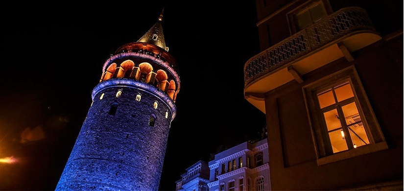 Kansere dikkat çekmek için İstanbul'un simgeleri 'mavi-turuncuya' büründü