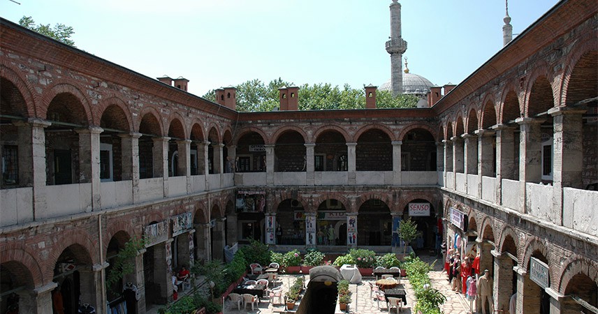 Kendisi Taş Han ama işlevi AVM gibi