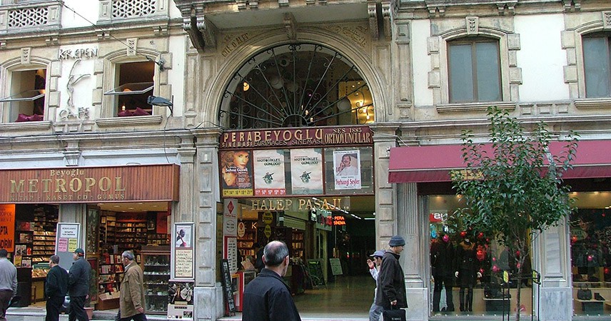 Pasajlar, açıldıkları dönemin alışveriş merkezleriydi