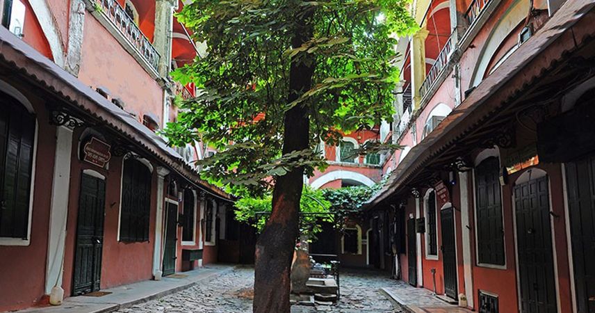 Kapalıçarşı gezegen, etrafındaki hanlar da uyduları gibi