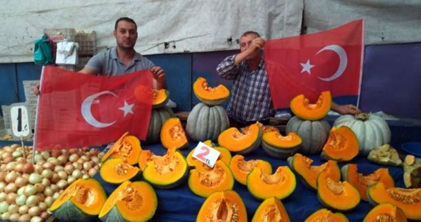 Pazarcı esnafından Mehmetçiğe bayraklı destek