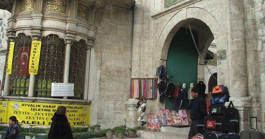 Eski adı 'Vakıflar Çarşısı', yeni adı 'Laleli Pazarı'