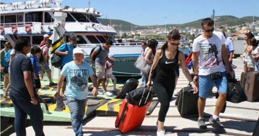 Türk turistler Yunanistan'daki tatile 136 milyon euro bıraktı