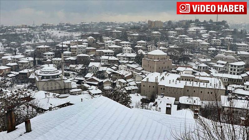 Tarihi Safranbolu konaklarına kar güzelliği çöktü