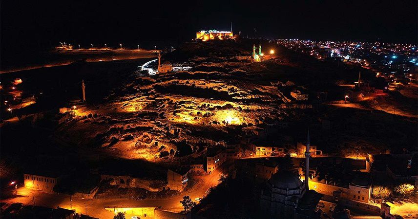 Tarihi Kayaşehir, turistler için gece gündüz açık