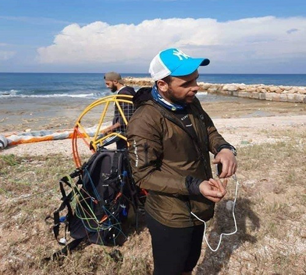 Rüzgara kapılan Türk paraşütçü Lübnan sahiline iniş yaptı
