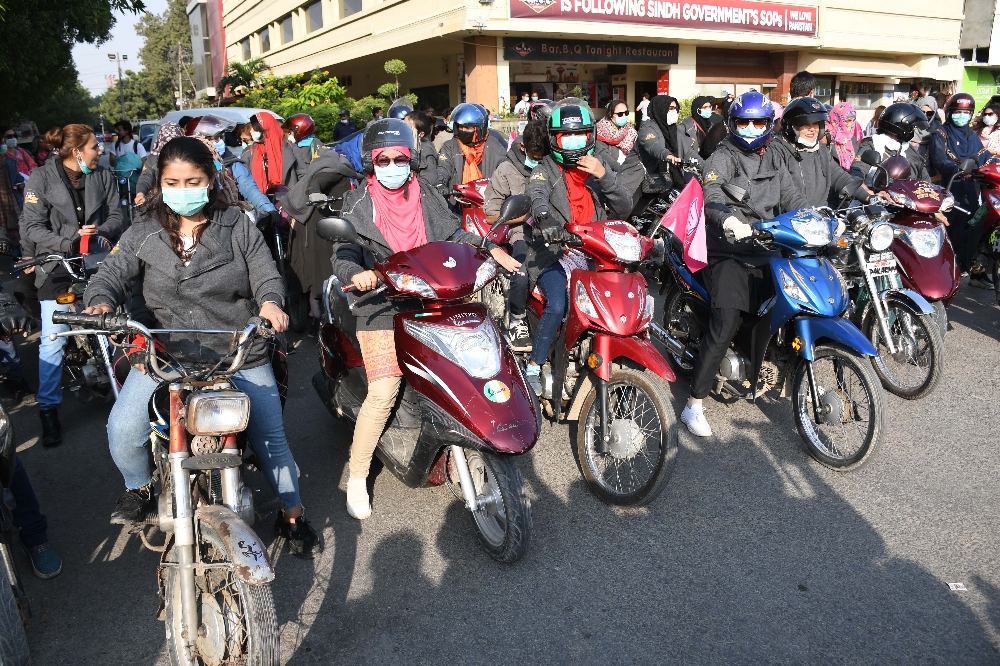 Pakistan’da motosikletçi kadınlardan konvoy