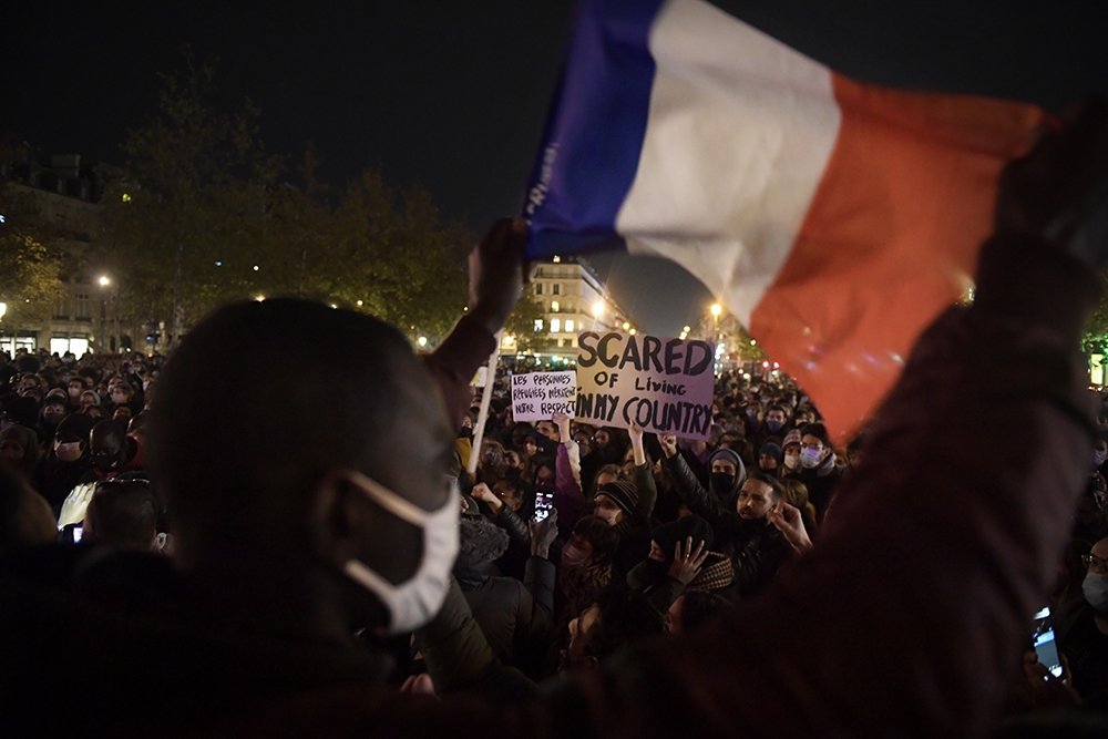 Paris’te sığınmacılara destek protestosu