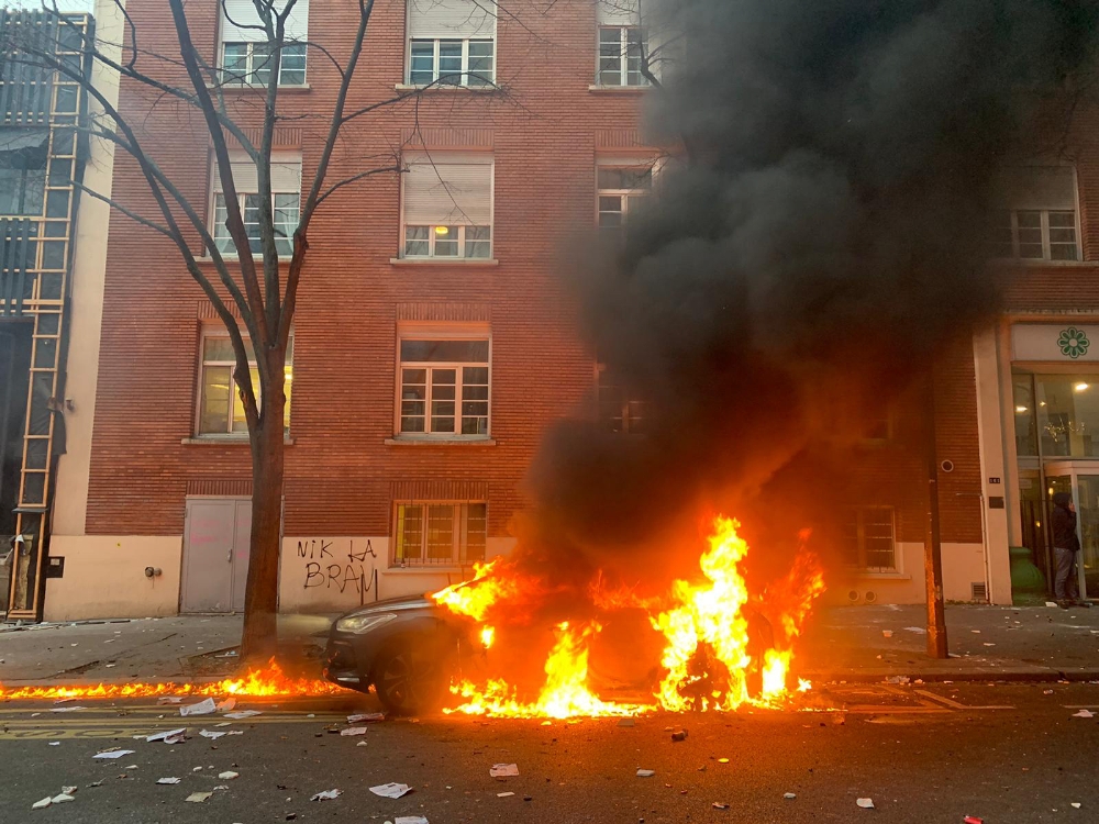 Fransa’da güvenlik yasası karşıtı protestoda şiddet olayları patlak verdi: 22 gözaltı