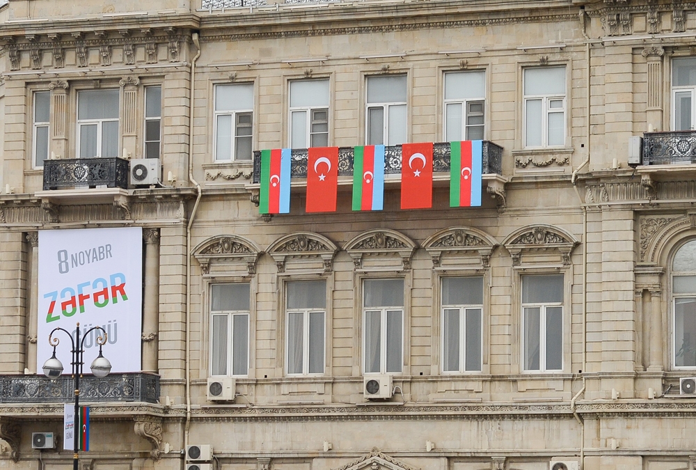 Bakü sokakları Türk bayrakları ile süslendi