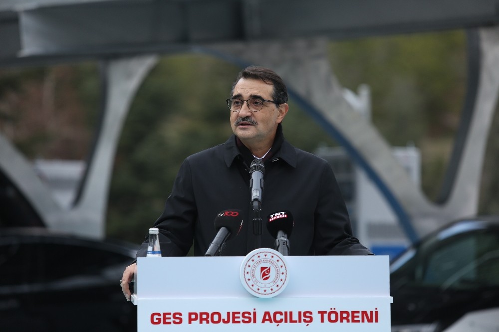Bakan Dönmez &quot;İnşallah yerli otomobilimizi yollarımızda görmeye