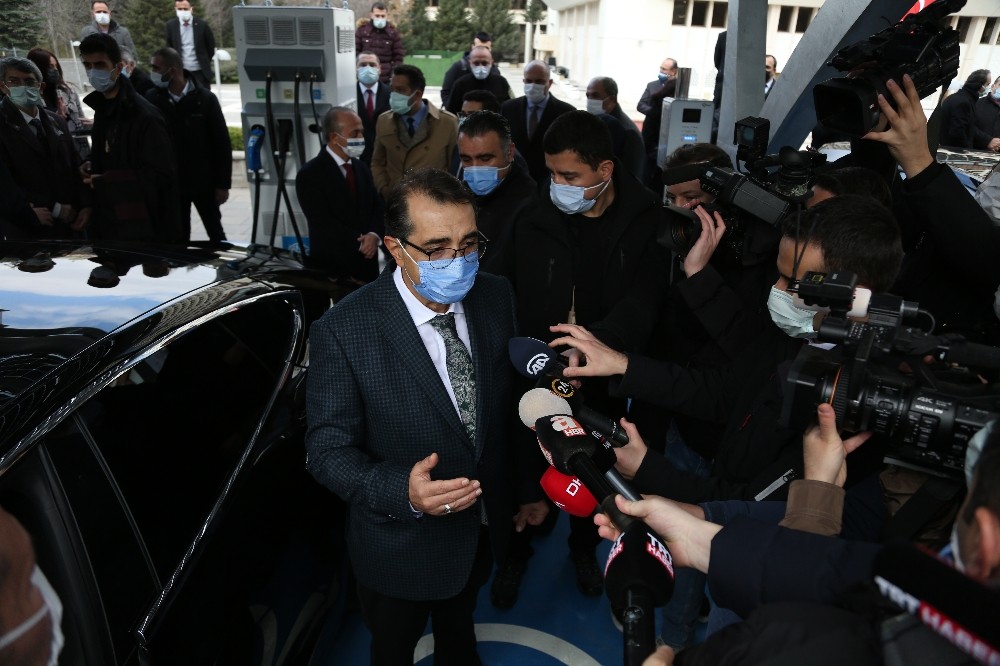 Bakan Dönmez &quot;İnşallah yerli otomobilimizi yollarımızda görmeye