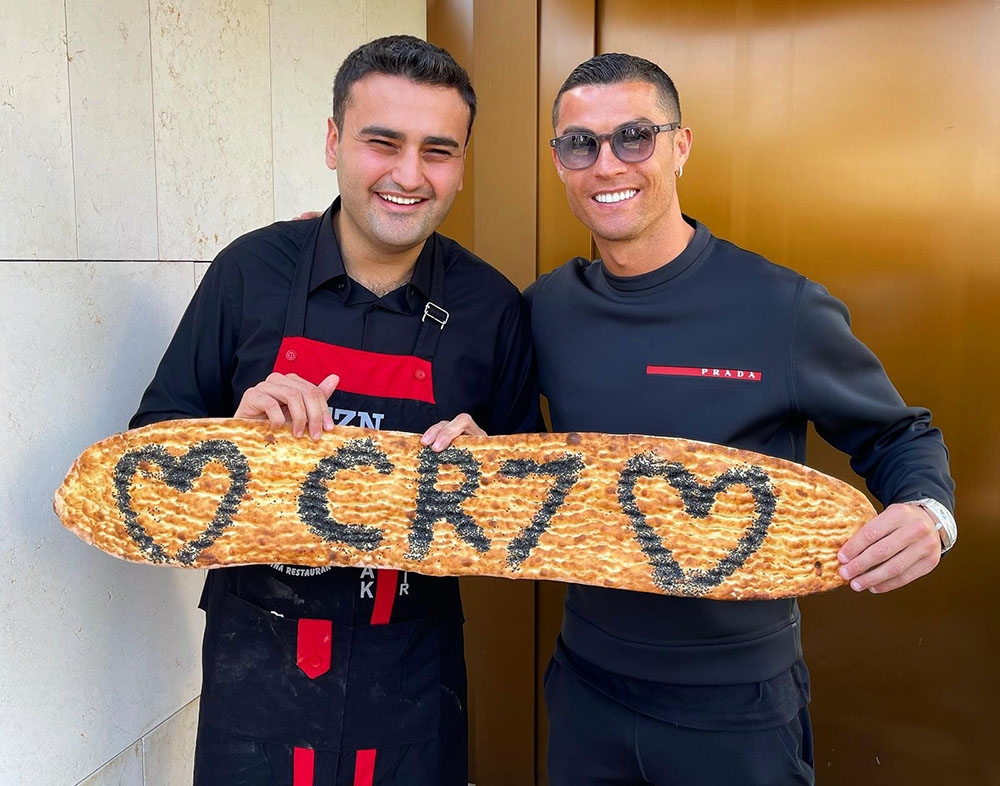Türk şef CZN Burak yüzyılın futbolcusu seçilen Ronaldo’yu Dubai’deki restoranında ağırladı
