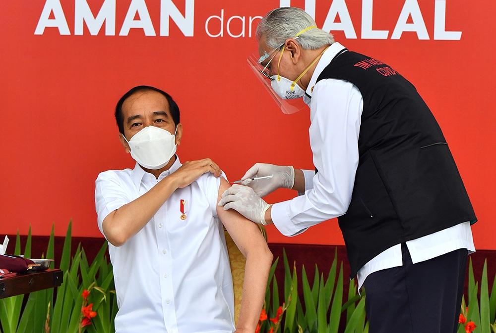 Endonezya’da ilk aşı Devlet Başkanı Widodo’ya yapıldı