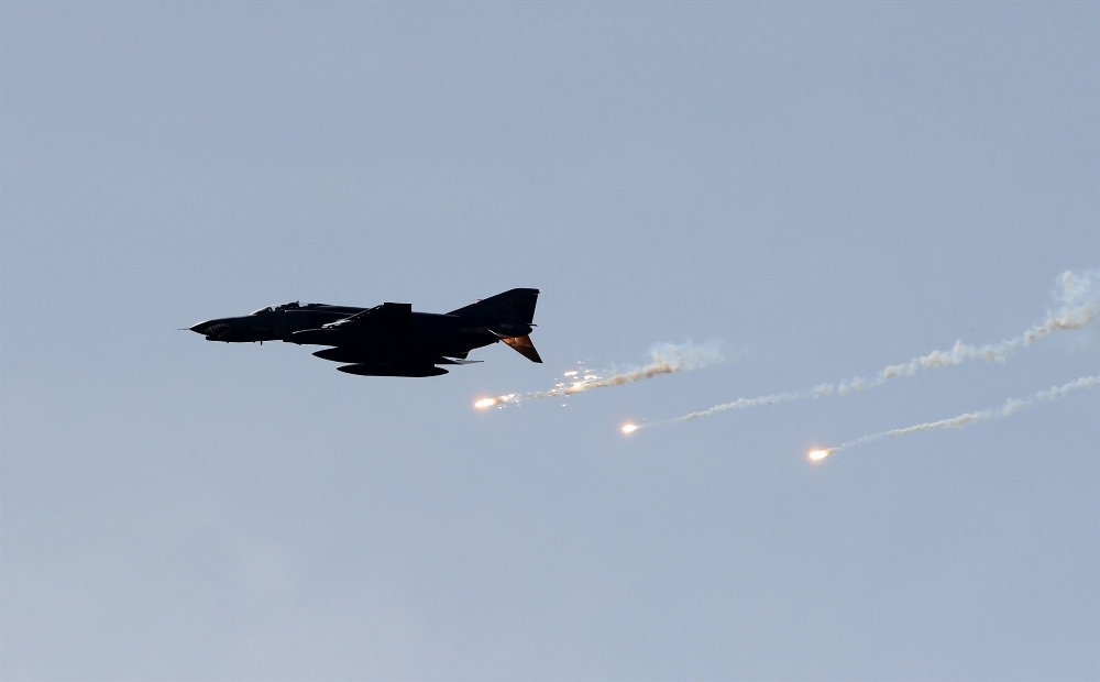 İsrail, Suriye’de en az 30 hava saldırısı düzenledi