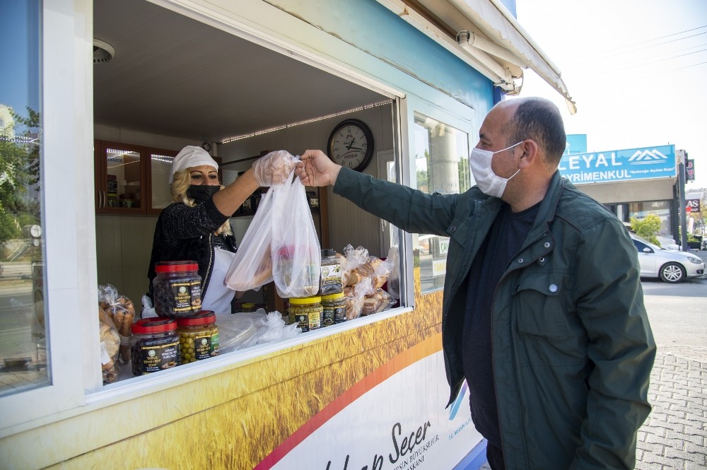 MER-EK büfelerinde artık Tarsus’un zeytini ve salamura yaprağı da satılıyor