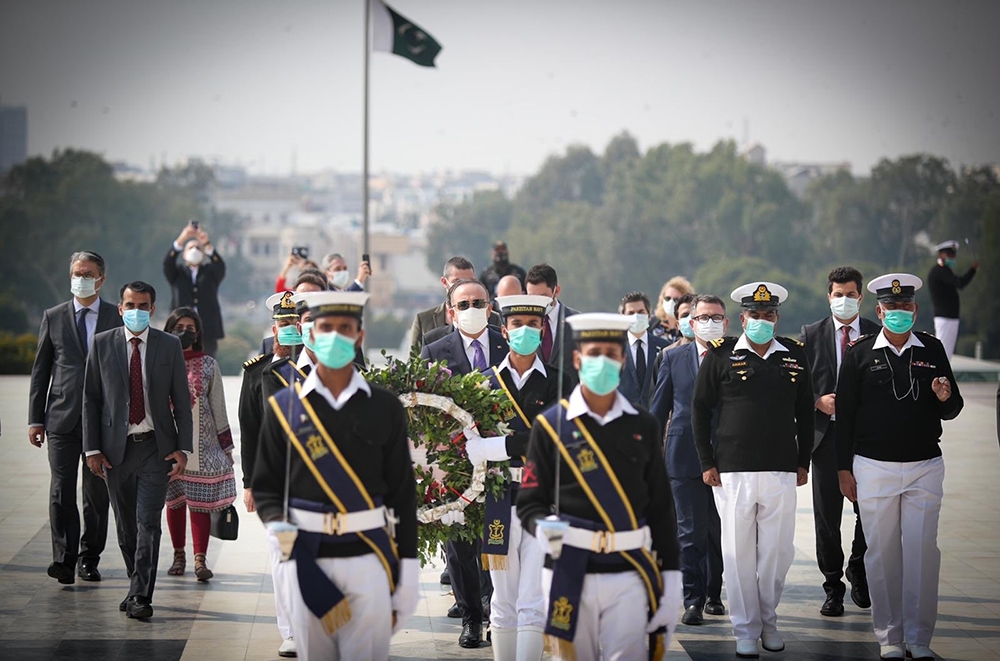 Bakan Çavuşoğlu, Pakistan’ın kurucu lideri Cinnah’ın mezarını ziyaret etti