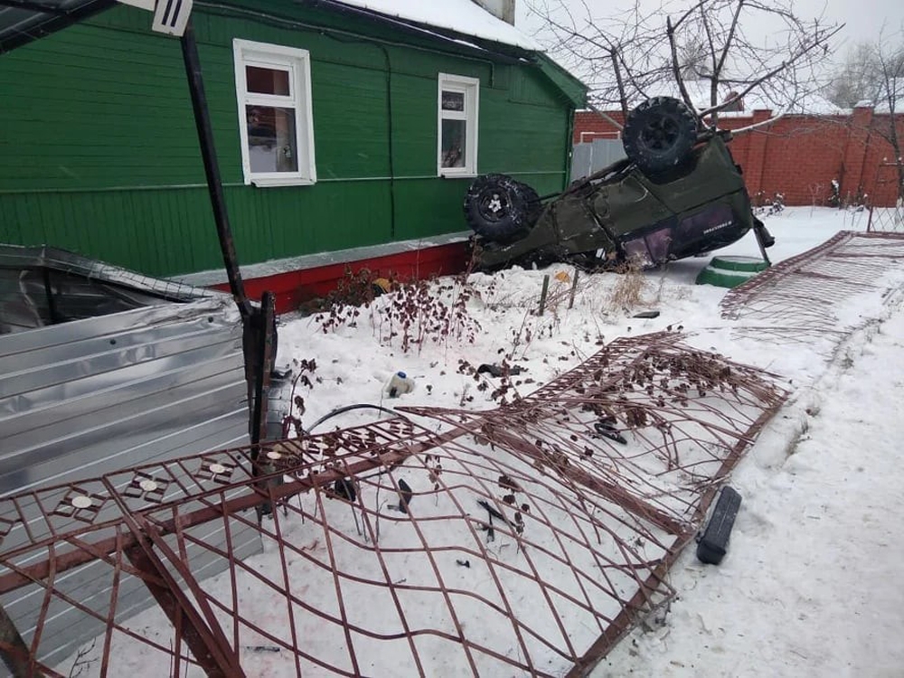 Rusya’da çarpışan araçlar yol kenarındaki evin bahçesine uçtu: 1 ölü
