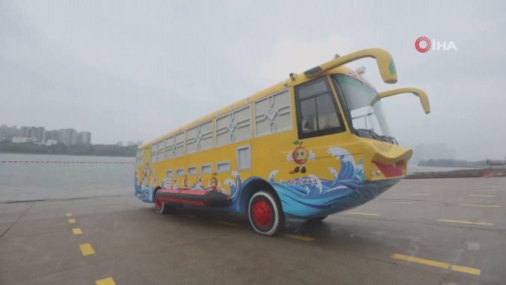 Çin’de karada ve suda gidebilen amfibik otobüs ilgi çekiyor
