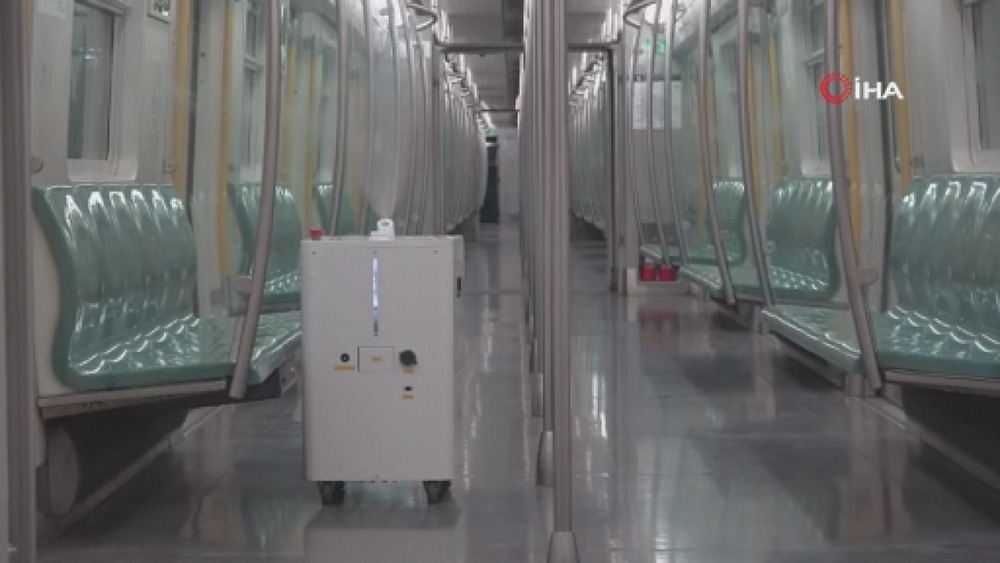 Çin’de robotlar, metrolarda dezenfektasyon için görev başında