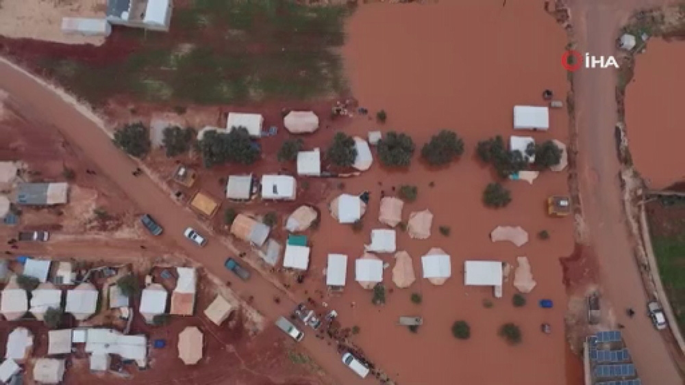 Suriye’nin kuzeyinde fırtına ve şiddetli yağış mülteci kamplarını vurdu