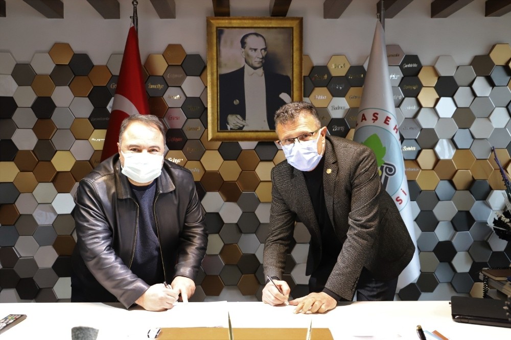 Alaşehir’de belediye işçilerini sevindiren imza