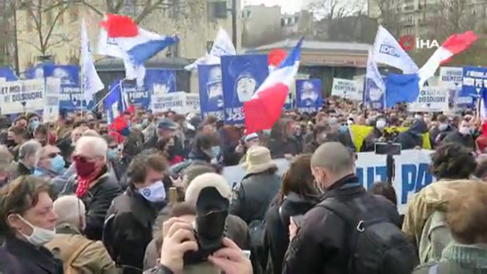 Fransa’da göçmen karşıtı grup Kimlikçi Nesil’in feshedilmesi protesto edildi