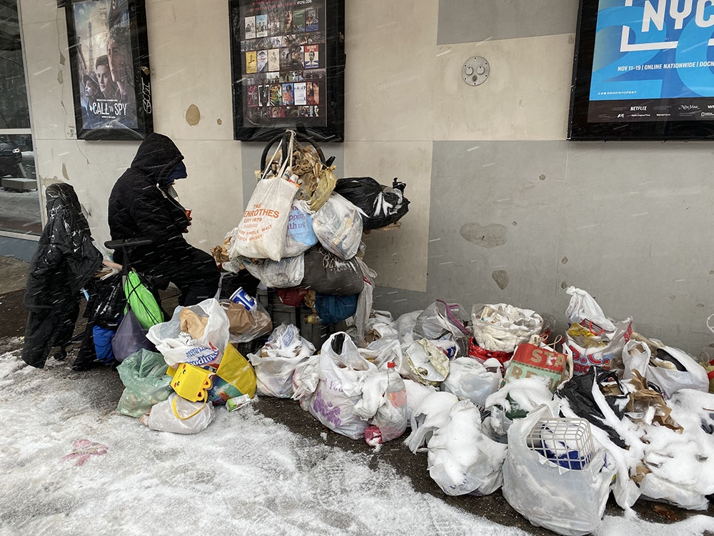 New York’ta evsizler, kar fırtınası ile mücadele ediyor