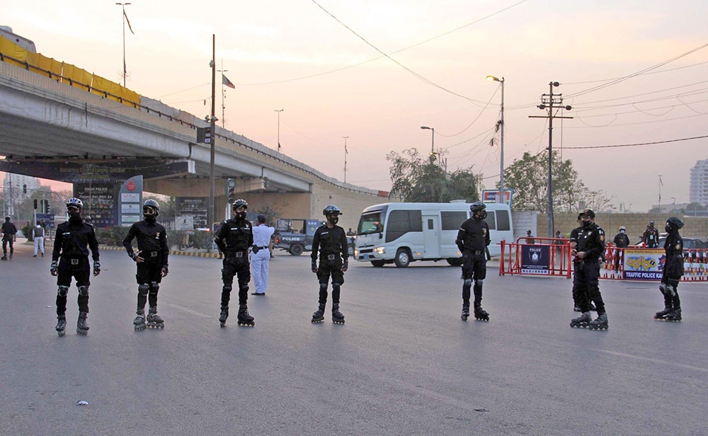 Pakistan’da suça karşı patenli polis ekibi