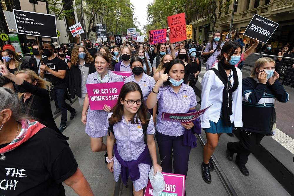 On binlerce kişi kadına yönelik şiddet ve cinsel istismarı protesto etti