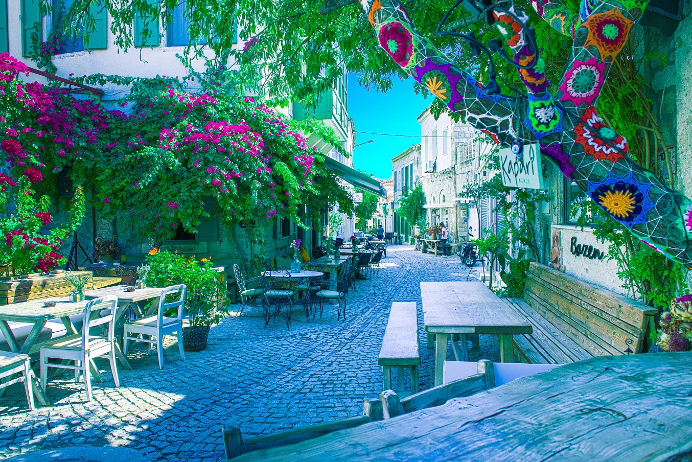 Başta çalışan ve öğrenciler olmak üzere herkesin merakla beklediği Ramazan Bayramı 3 Haziran Pazartesi günü bayram arifesi ile başlayacak. Hafta sonları da eklenince toplam tatil dokuz güne çıkıyor. Şehrin kalabalığından uzaklaşıp dinlenmek, eğlenmek ve yeni yerler keşfetmek isteyenler de “Nereye gitmeli?” diye düşünmeye başladı.
(Fotoğraf: Çeşme)