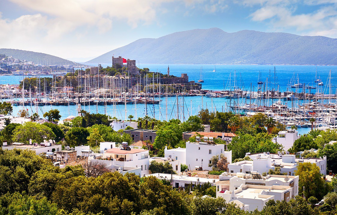 MUHTEŞEM ÜÇLÜ: ÇEŞME, BODRUM, KUŞADASIAntalya’dan sonra bir diğer ziyaret noktası Çeşme ve Alaçatı. Bu bölge öylesine canlı ki, rüzgâr sörfü yapmak isteyene de kültür turlarına katılmayı arzu edenlere de pek çok seçenek sunuyor.(Fotoğraf: Bodrum)