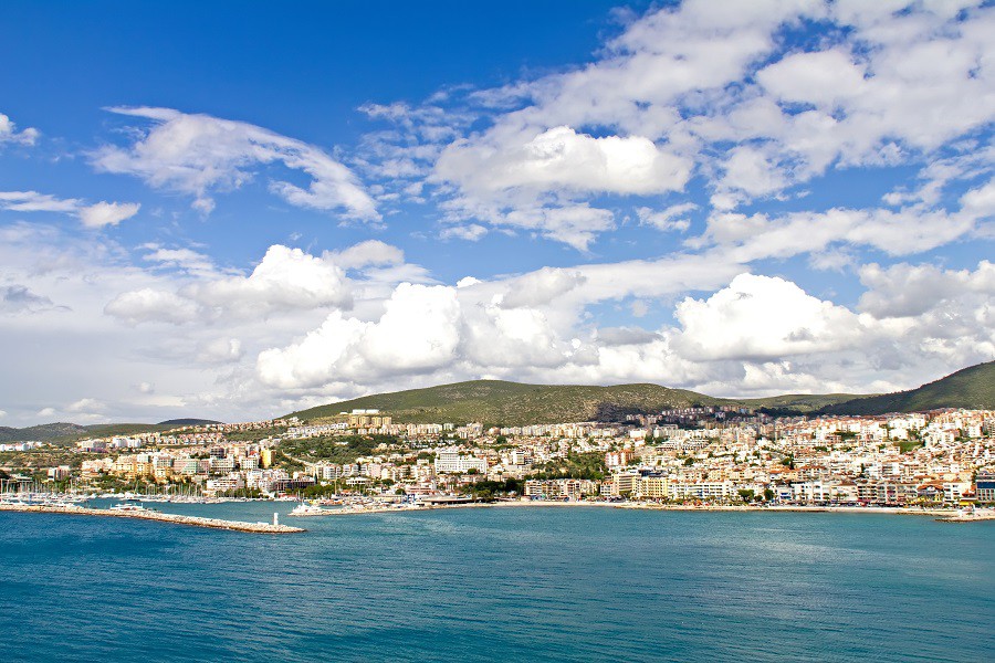 Ege Bölgesi’nde Bodrum, Kuşadası ve Marmaris tatilcileri karşılamaya hazırlanırken, İstanbul’a yakın olması sebebiyle Assos, Bozcaada ve Ayvalık da büyük ilgi görüyor.
(Fotoğraf: Kuşadası)