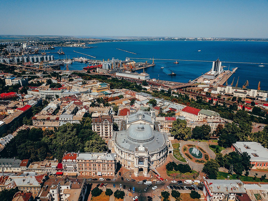 Ukrayna ise başkenti Kiev, UNESCO kültür mirası şehirlerinden Lviv ve liman kenti Odessa ile seyahat severlerin gözdesi. Her üç şehir de tarih ve kültür tatili yapmak isteyenler için birbirinden güzel binaları, caddeleri, alışveriş alanlarıyla keşfedilmeyi bekliyor.
(Fotoğraf: Odessa)