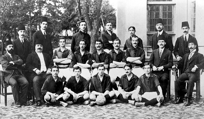 Bu kurumlardan biri olan Galatasaray Lisesi de Mekteb-i Sultani’den  günümüze 150 yıllık öyküsüne bir göz atınca kıyafetlerden, birbirlerine gösterdikleri özene kadar önemli verilere sahip.