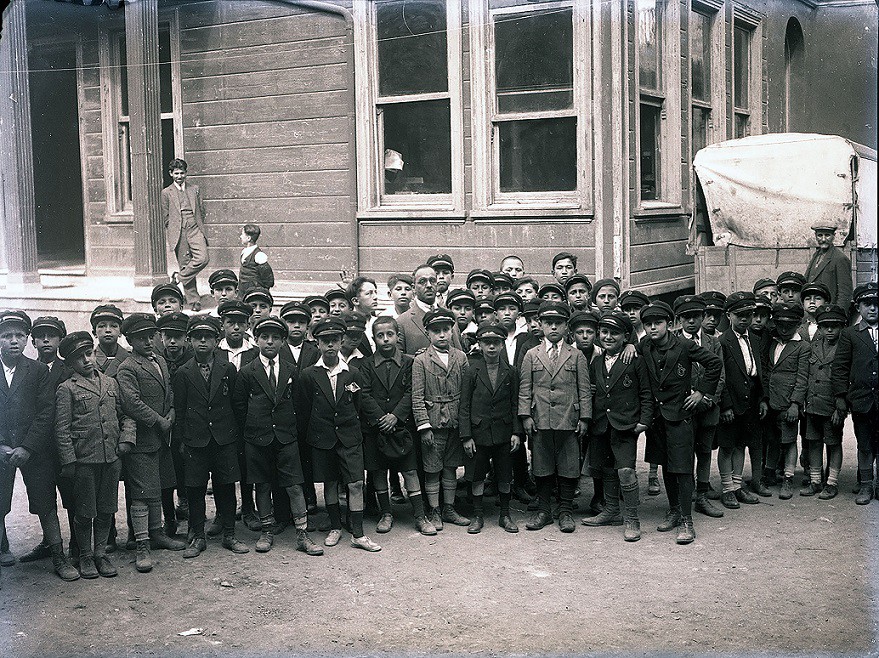 Fotoğraftaki genç öğrencilerin şapkası, o dönemde ilkokul öğrencilerin en önemli aksesuarı olarak dikkat çekiyor.