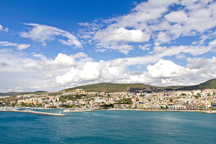 Bodrum’da kiralık konut piyasası hareketli bir dönemden geçmeye devam ediyor. Kiralık konutların ortalama fiyat bandı İstanbul’daki konutların üzerinde bir eğilim sergiliyor. Bodrum kiralık konut piyasası, İstanbul’dan ortalama yüzde 20 oranında daha yüksek fiyat aralığında seçenekler sunuyor.