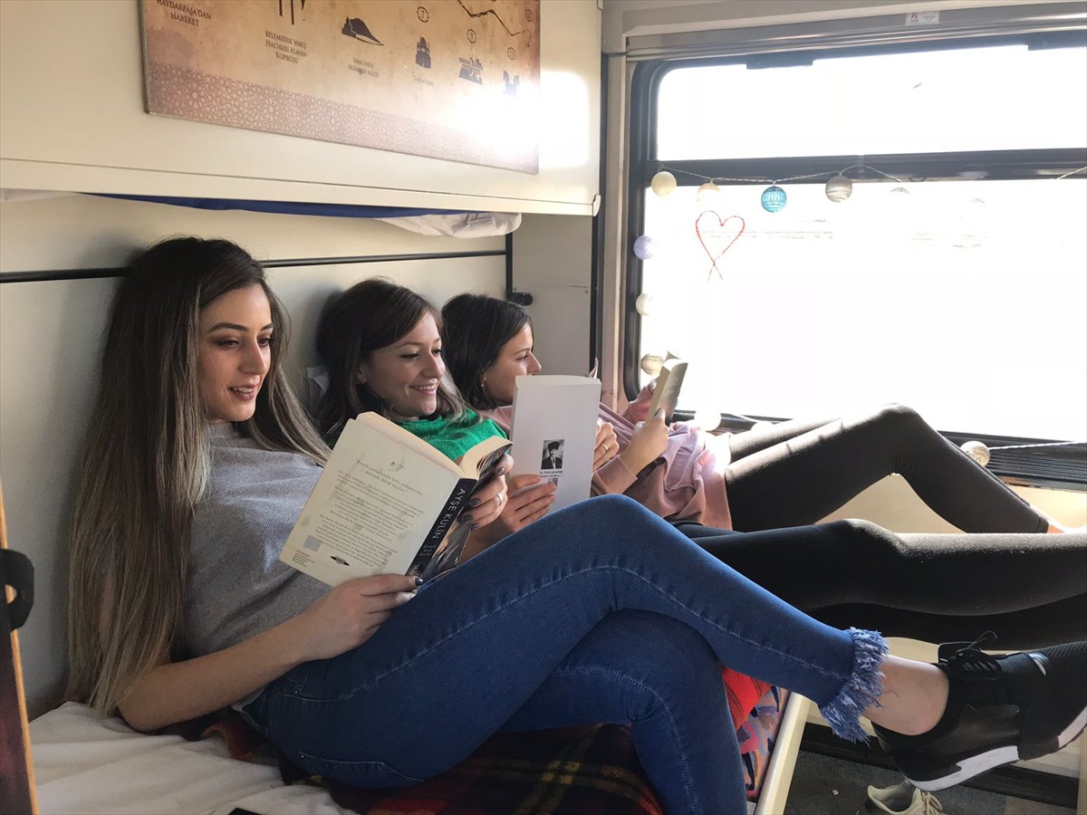 Doğu ekspresindeki bu gençler Ankara'dan Kars'a giden uzun yolculuklarında ellerine kitaplarını alıp, okurken güzel bir görüntü veriyorlar. Ama unutulmamalı ki onlar da çok büyük ihtimalle seyahat biletlerini internetten aldılar.