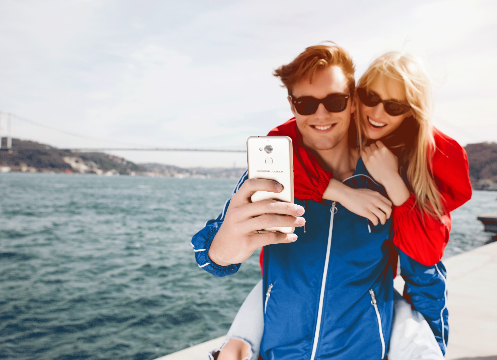 İstanbul'da Boğaz selfie'si çekenler yabancı turistler, ülkelerindeki potansiyelin ülkemize gelmesine yol açtıklarını belki de bilmiyorlar.