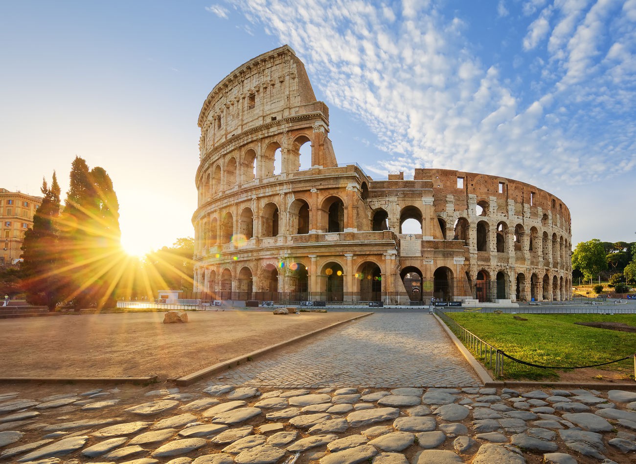 (İtalya / 52,4 milyon ziyaretçi) Akdeniz kıyı şeridinde bulunan İtalya, Avrupa’daki en güzel manzaralardan bazılarını ziyaretçilerine sunuyor. Roma’daki Kolezyum ve Venedikteki kanallar, milyonlarca insanın gelme sebeplerinden sadece iki tanesi. Avrupa’daki en büyük aktif yanardağ, sayısız tarihi yer ve anıt, nefes kesen plajlar ve muhteşem lezzetler. Dünyada en fazla UNESCO Dünya Mirası Alanları olan ülke İtalya, gelenlere unutulmaz bir tatil vadediyor. İtalya’da en çok ziyaret edilen yerler arasında Kolezyum, Venedik’teki Büyük Kanal, Floransa Katedrali ve Pompeii sayılabilir.