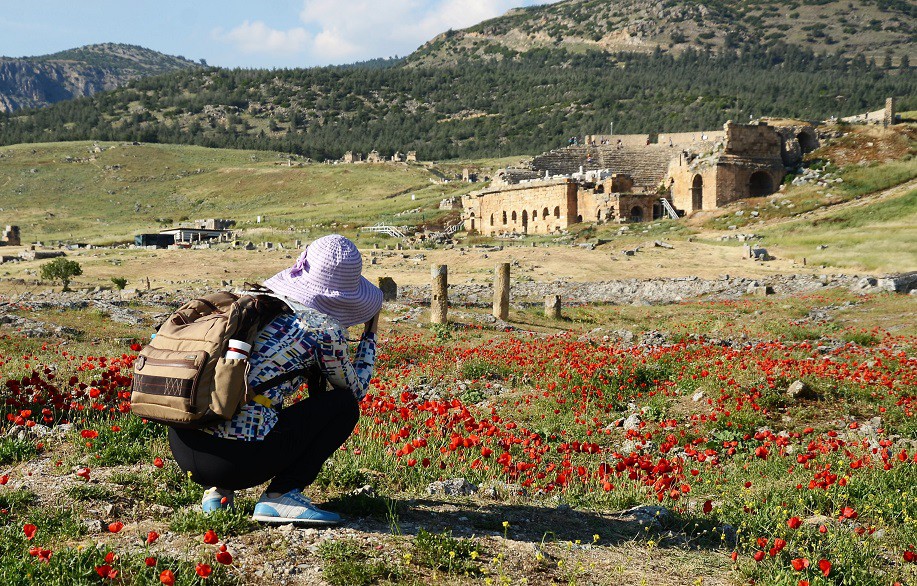 UNESCO Dünya Kültür Mirası Listesi’nde yer alan Pamukkale Hierapolis Antik Kenti’ndeki bin 800 yıllık antik tiyatro, ziyaretçilerini bekliyor. Bölgeye gelen turistler, beyaz travertenler, antik havuz ve antik kentin yanı sıra antik tiyatroya da oldukça yoğun ilgi gösteriyor.