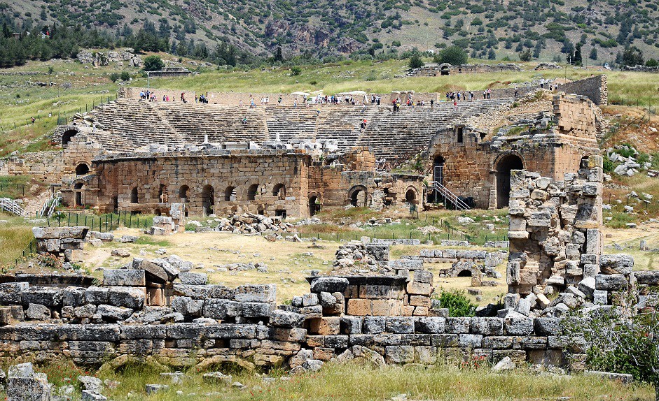 Asırlara meydan okuyup dimdik ayakta kalan devasa yapının, geceleri de aydınlatılıp bölgedeki turizm potansiyelinin artırılması bekleniyor.