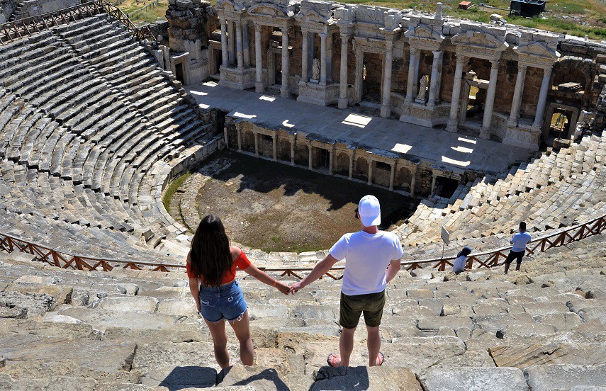 Bu gösteriler olduğu takdirde de özellikle Pamukkale’nin hedeflediği önce 3 milyon turist sayısına sonrasında 5 milyon turist sayısına rahatlıkla ulaşabileceği düşünülüyor.