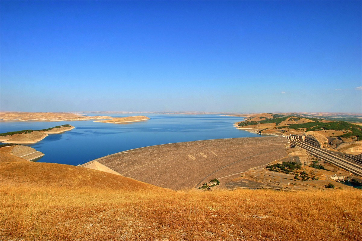 Enerji üretimi açısından Türkiye'nin en büyük üçüncü HES'i olan Keban Barajı ise adını aldığı Elazığ'ın Keban ilçesinde Fırat Nehri üzerinde 1974 yılında kuruldu. Ortalama 5 milyar 794 milyon kilovatsaat elektrik üretilen baraj, yılda 1 milyon 839 bin 659 konutun elektrik gereksinimini karşılayabilecek potansiyele sahip. Barajın, enerji üretimine başladığı günden bu yana milli ekonomiye katkısı 157.3 milyar lira olarak hesaplandı.