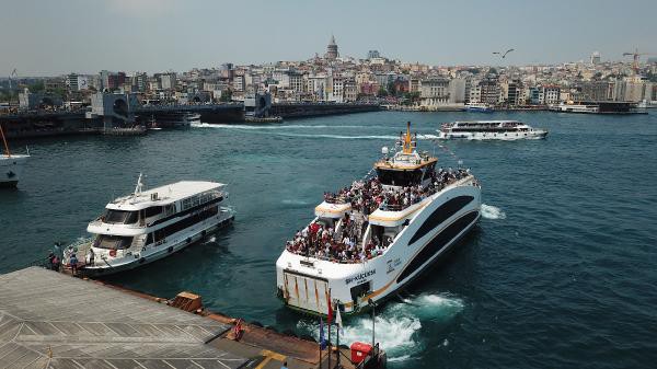 Ramazan Bayramı'nın özellikle üçüncü gününde evlerinden çıkarak, İstanbul sur içi bölgesindeki tarihi ve turistik yerleri gezmeye çalışan İstanbulluların kalabalığı objektiflere böyle yansıdı.