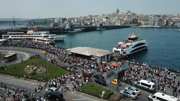 Eminönü, Sirkeci ve Tahtakale'ye gelen halk, burada yaptığı ziyaretlerde cafe ve restoranlar ile çay ocaklarının da yüzünü güldürdü.