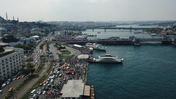 Eminönü'nde balık ekmek yiyenler, oradan Galata Köprüsü'nü kullanarak, Karaköy ve Tünel'e kadar gittiler.