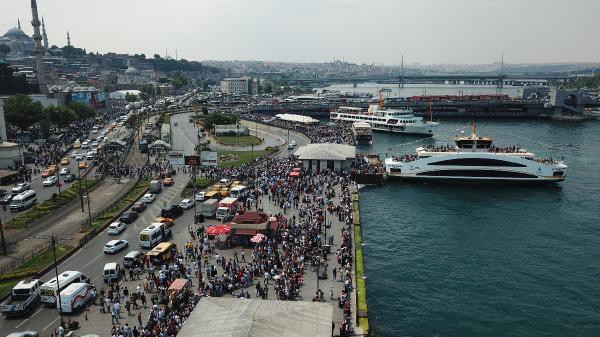 Eminönü'nde vapur ve motorlardan inen halk, burada metro ve otobüslere aktarma yaparak evlerine geri döndüler.