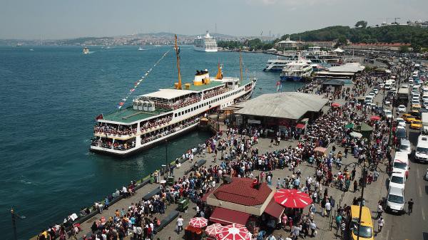 İstanbulluların bayram kalabalığı, kendisini en çok Marmaray istasyonlarında belli etti.